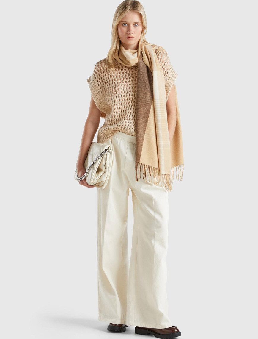 Kadın Bej Viskoz Karışımlı Delik Detaylı Kolsuz Kayık Yaka Kazak Kadın Bej Viskoz Karışımlı Delik Detaylı Kolsuz Kayık Yaka Kazak