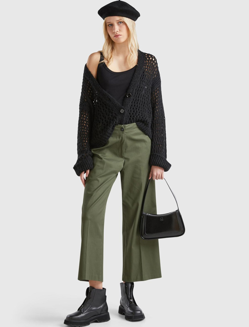 Kadın Siyah Viskoz Karışımlı Delik Detaylı Düşük Omuz Geniş V Yaka Hırka Kadın Siyah Viskoz Karışımlı Delik Detaylı Düşük Omuz Geniş V Yaka Hırka