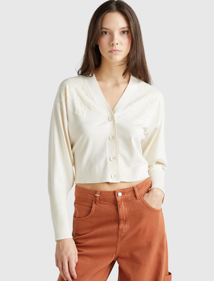 Kadın Beyaz Viskoz Karışımlı Önü Dantel Detaylı Yüksek Manşet Hırka Kadın Beyaz Viskoz Karışımlı Önü Dantel Detaylı Yüksek Manşet Hırka