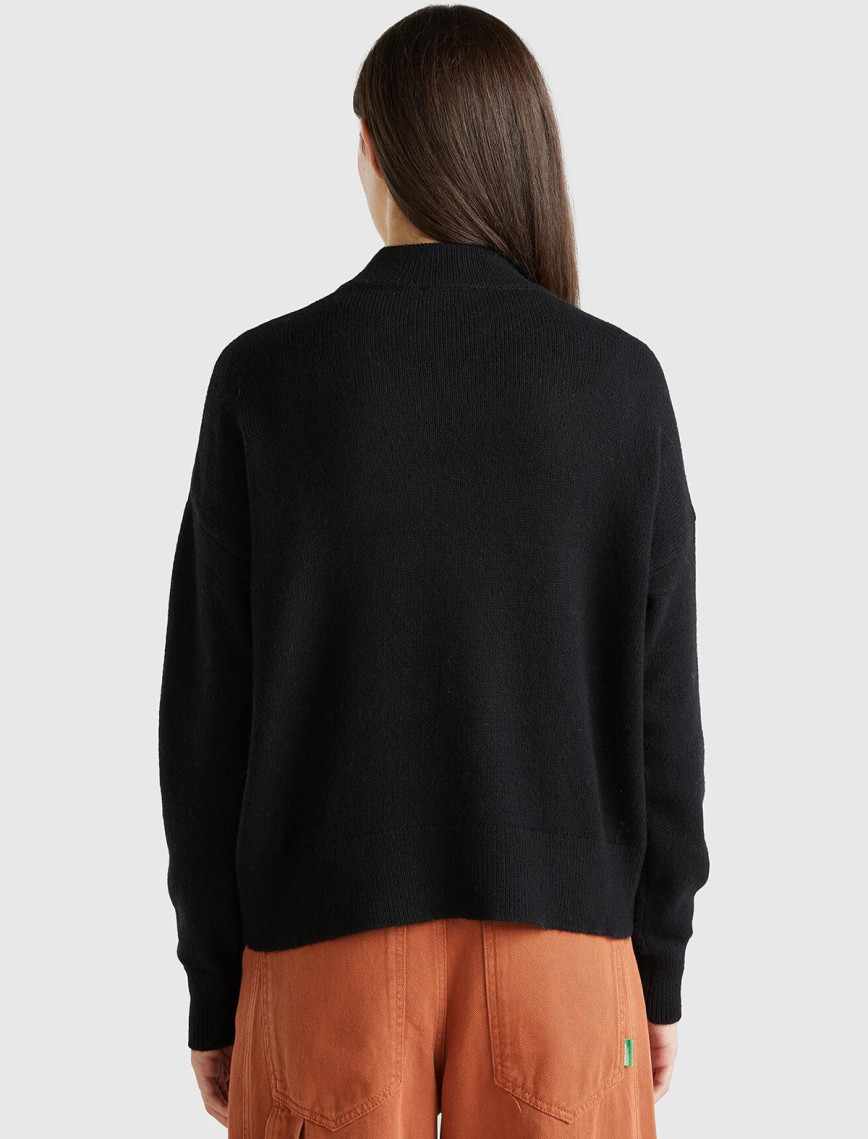 Kadın Siyah Pamuk ve Yün Karışımlı Taş Detaylı Yüksek Yaka Kazak Kadın Siyah Pamuk ve Yün Karışımlı Taş Detaylı Yüksek Yaka Kazak