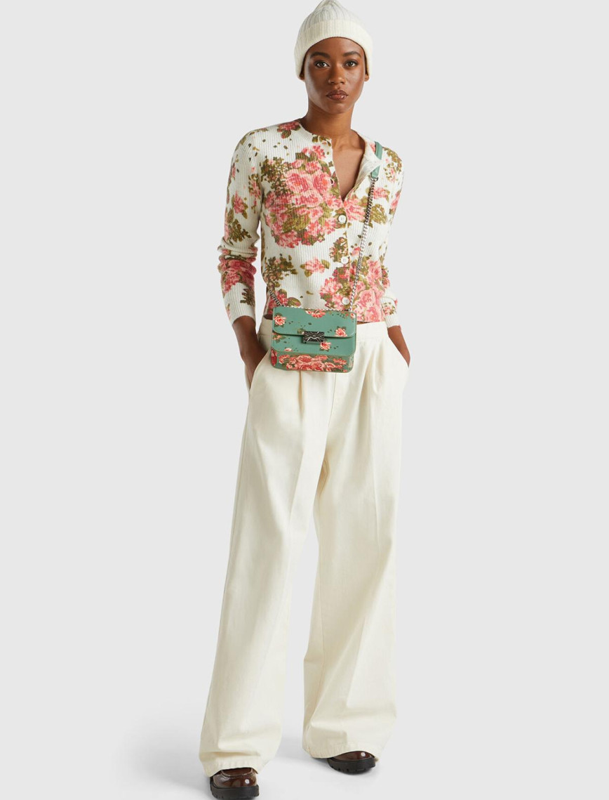 Kadın Beyaz Yün Karışımlı Tamamı Çiçek Desenli Bisiklet Yaka Kısa Hırka Kadın Beyaz Yün Karışımlı Tamamı Çiçek Desenli Bisiklet Yaka Kısa Hırka