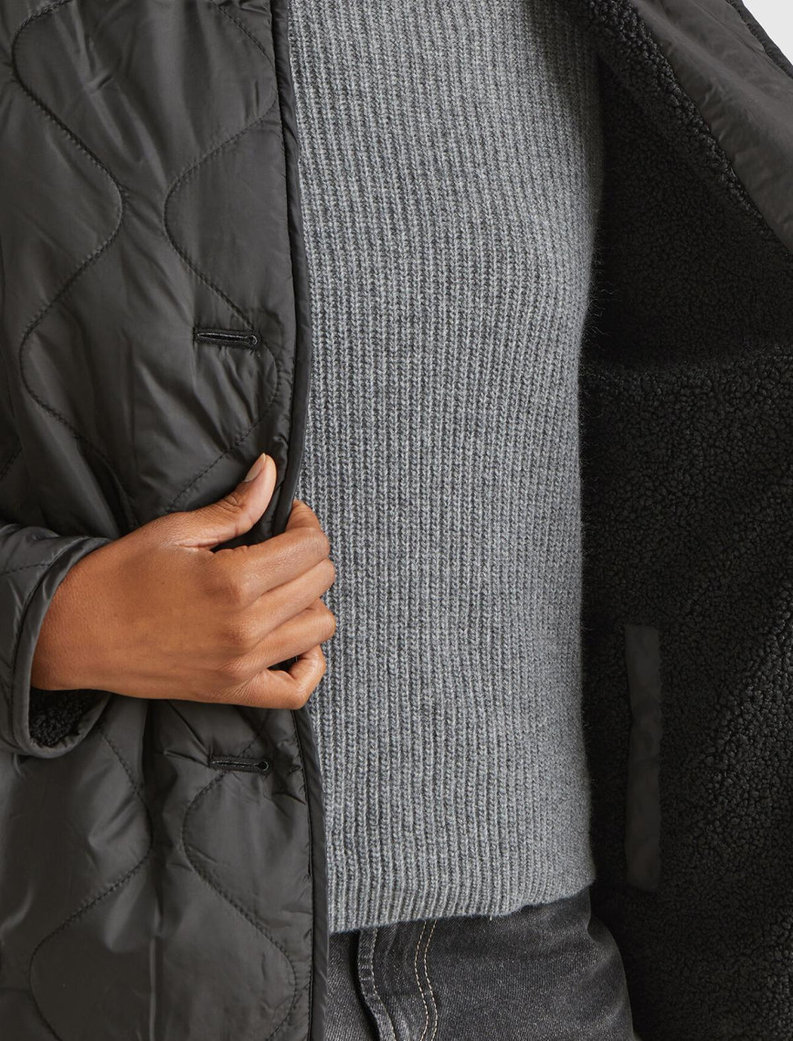 Kadın Siyah İçi Kürklü Dışı Kapitone Detaylı Önü Düğmeli Mont Kadın Siyah İçi Kürklü Dışı Kapitone Detaylı Önü Düğmeli Mont