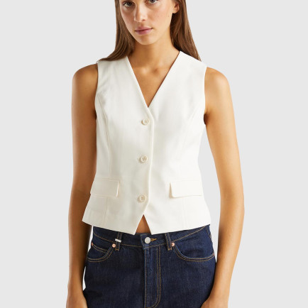 Kadın Krem Kapaklı Cep Tasarımı 3 Düğmeli V Yaka Yelek Kadın Krem Kapaklı Cep Tasarımı 3 Düğmeli V Yaka Yelek