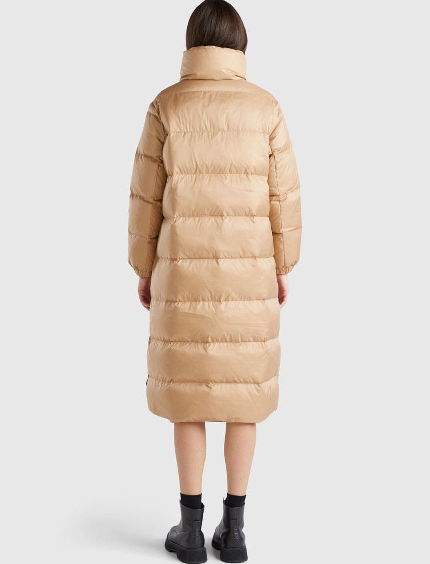 Kadın Bej Kaz Tüyü Dolgulu Düğme Kapamalı Yüksek Yaka Uzun Şişme Mont