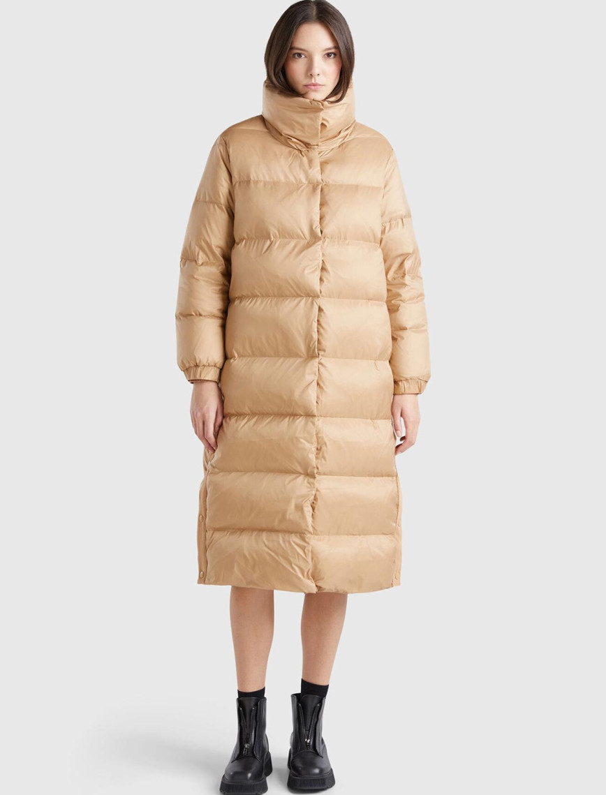 Kadın Bej Kaz Tüyü Dolgulu Düğme Kapamalı Yüksek Yaka Uzun Şişme Mont