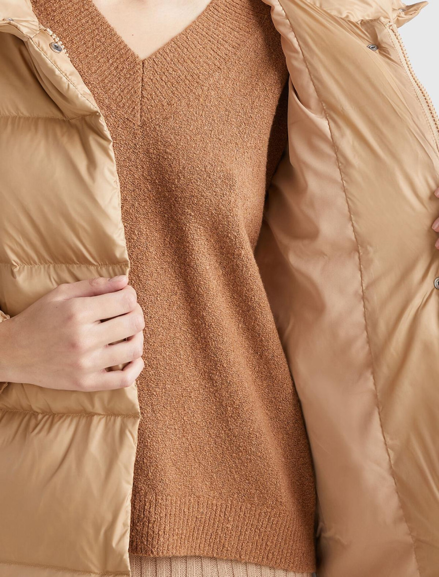 Kadın Bej Kaz Tüyü Dolgulu Düğme Kapamalı Yüksek Yaka Uzun Şişme Mont