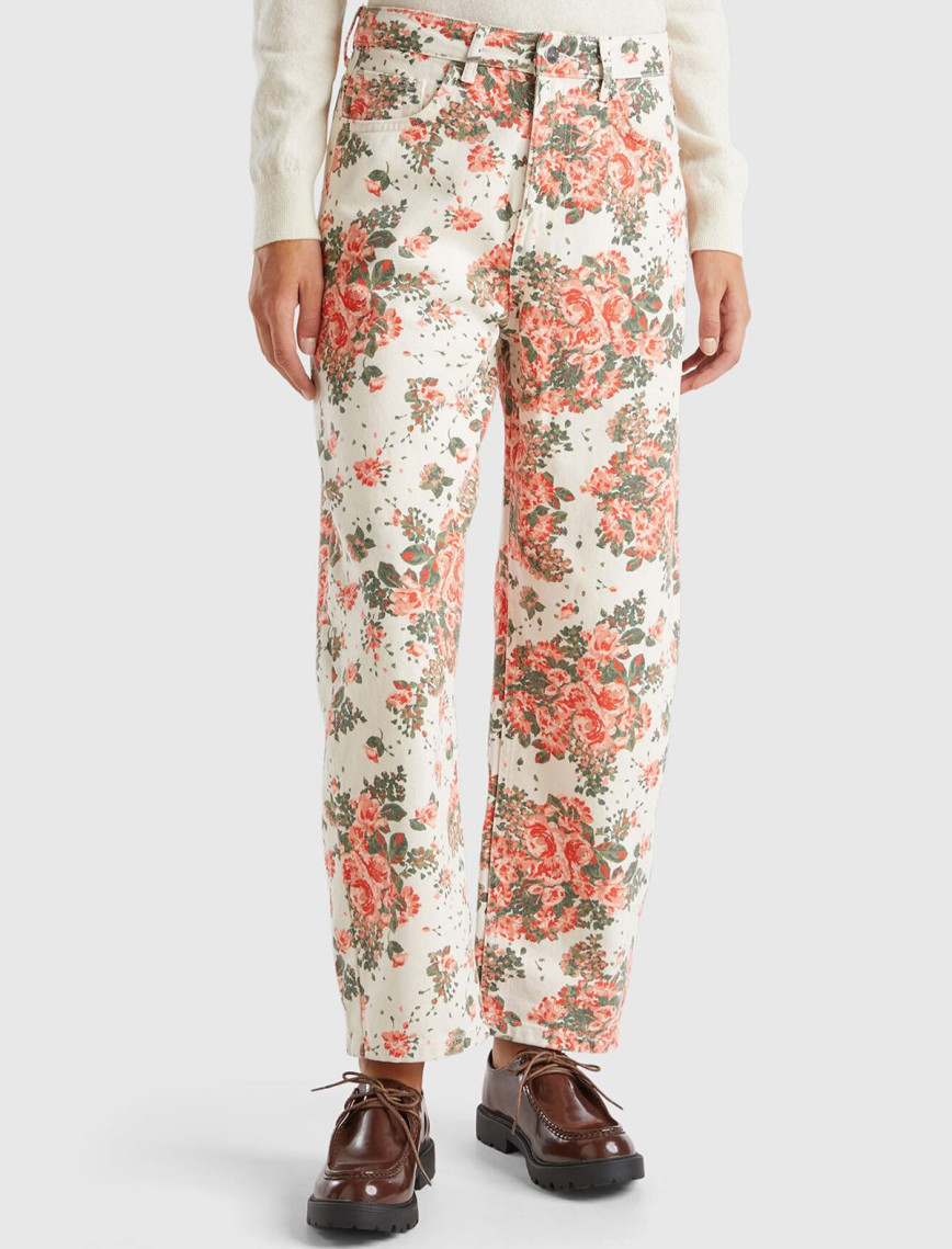 Kadın Beyaz %100 Pamuk Tamamı Çiçek Desenli 5 Cepli Balon Pantolon Kadın Beyaz %100 Pamuk Tamamı Çiçek Desenli 5 Cepli Balon Pantolon