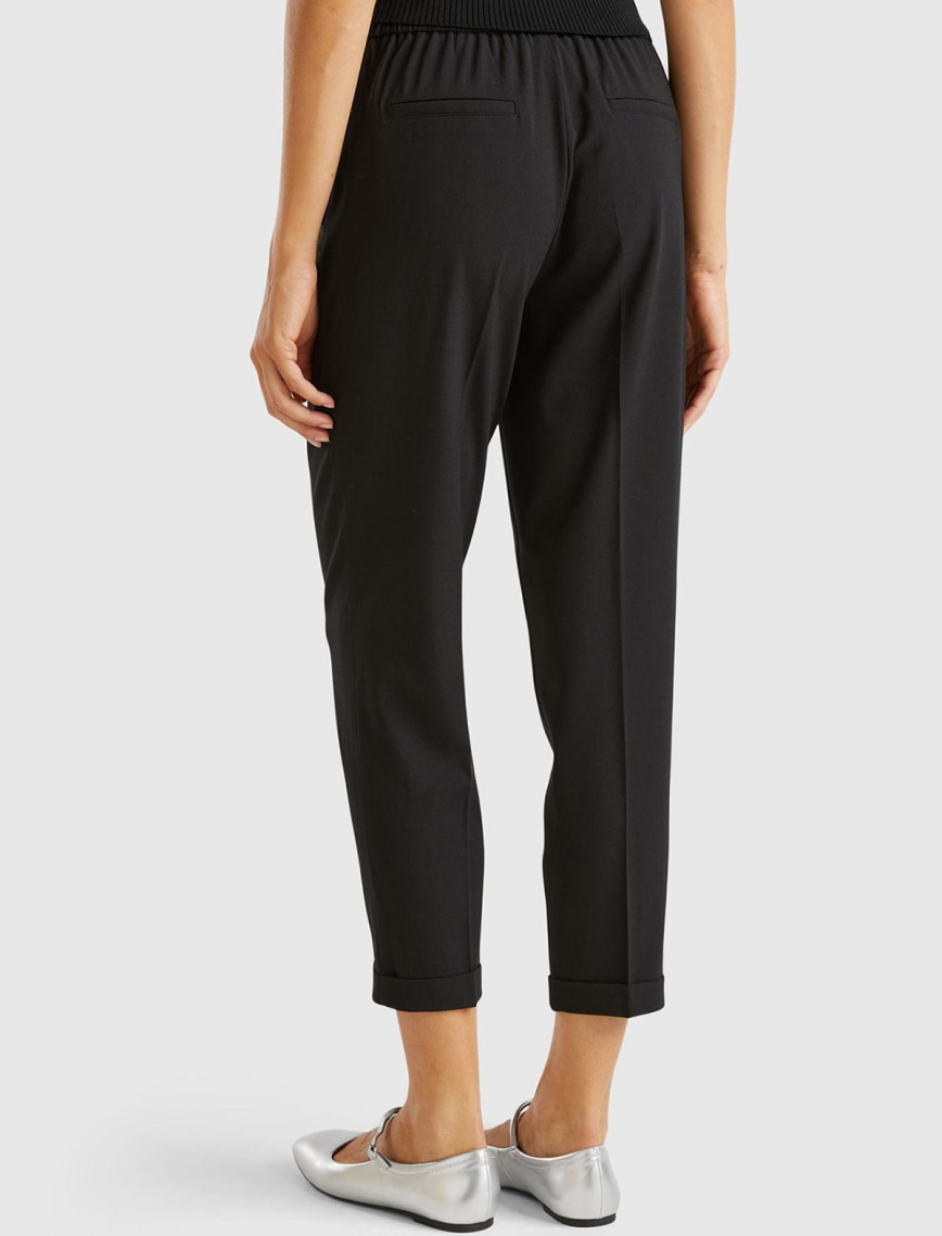 Kadın Siyah Viskoz Karışımlı Yanı ve Arkası Büzgülü Kıvrık Paça Pantolon Kadın Siyah Viskoz Karışımlı Yanı ve Arkası Büzgülü Kıvrık Paça Pantolon