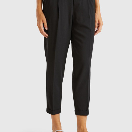 Kadın Siyah Viskoz Karışımlı Yanı ve Arkası Büzgülü Kıvrık Paça Pantolon