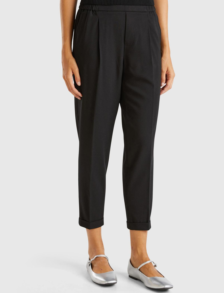 Kadın Siyah Viskoz Karışımlı Yanı ve Arkası Büzgülü Kıvrık Paça Pantolon Kadın Siyah Viskoz Karışımlı Yanı ve Arkası Büzgülü Kıvrık Paça Pantolon