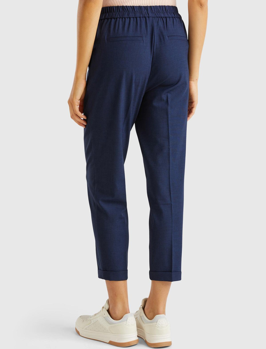 Kadın Lacivert Viskoz Karışımlı Yanı ve Arkası Büzgülü Kıvrık Paça Pantolon Kadın Lacivert Viskoz Karışımlı Yanı ve Arkası Büzgülü Kıvrık Paça Pantolon