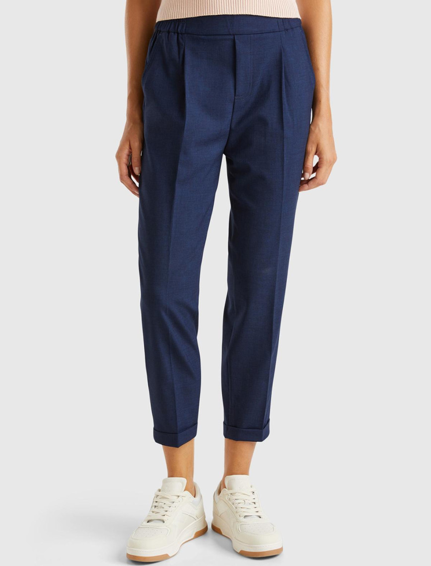 Kadın Siyah Viskoz Karışımlı Yanı ve Arkası Büzgülü Kıvrık Paça Pantolon Kadın Siyah Viskoz Karışımlı Yanı ve Arkası Büzgülü Kıvrık Paça Pantolon