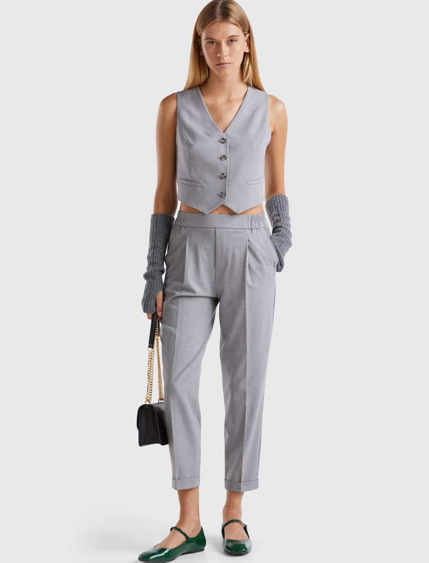 Kadın Gri Viskoz Karışımlı Yanı ve Arkası Büzgülü Kıvrık Paça Pantolon Kadın Gri Viskoz Karışımlı Yanı ve Arkası Büzgülü Kıvrık Paça Pantolon