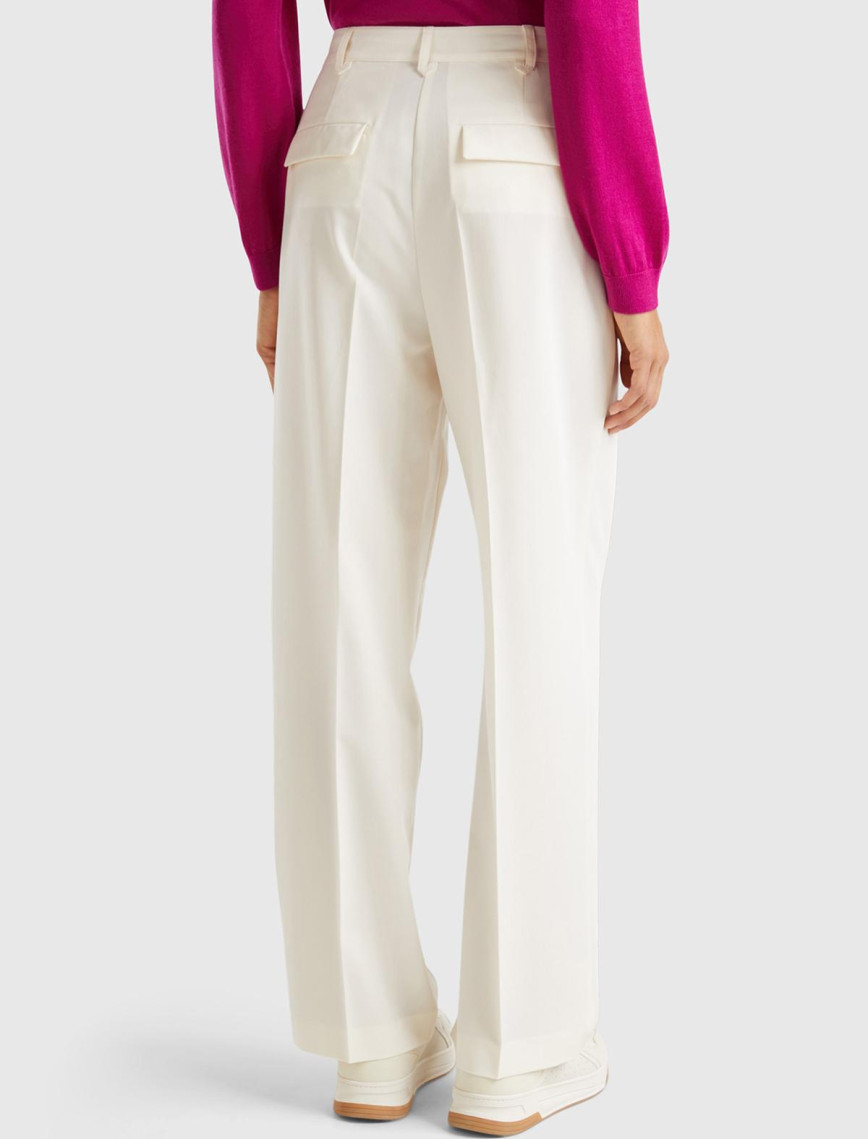 Kadın Krem Viskoz Karışımlı Arkası Kapaklı Cepli Geniş Paça Pantolon Kadın Krem Viskoz Karışımlı Arkası Kapaklı Cepli Geniş Paça Pantolon