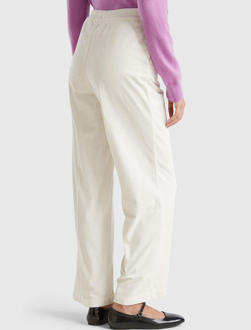 Kadın Krem Pamuk Karışımlı Arkası Lastikli Cepli Geniş Paça Kadife Pantolon Kadın Krem Pamuk Karışımlı Arkası Lastikli Cepli Geniş Paça Kadife Pantolon