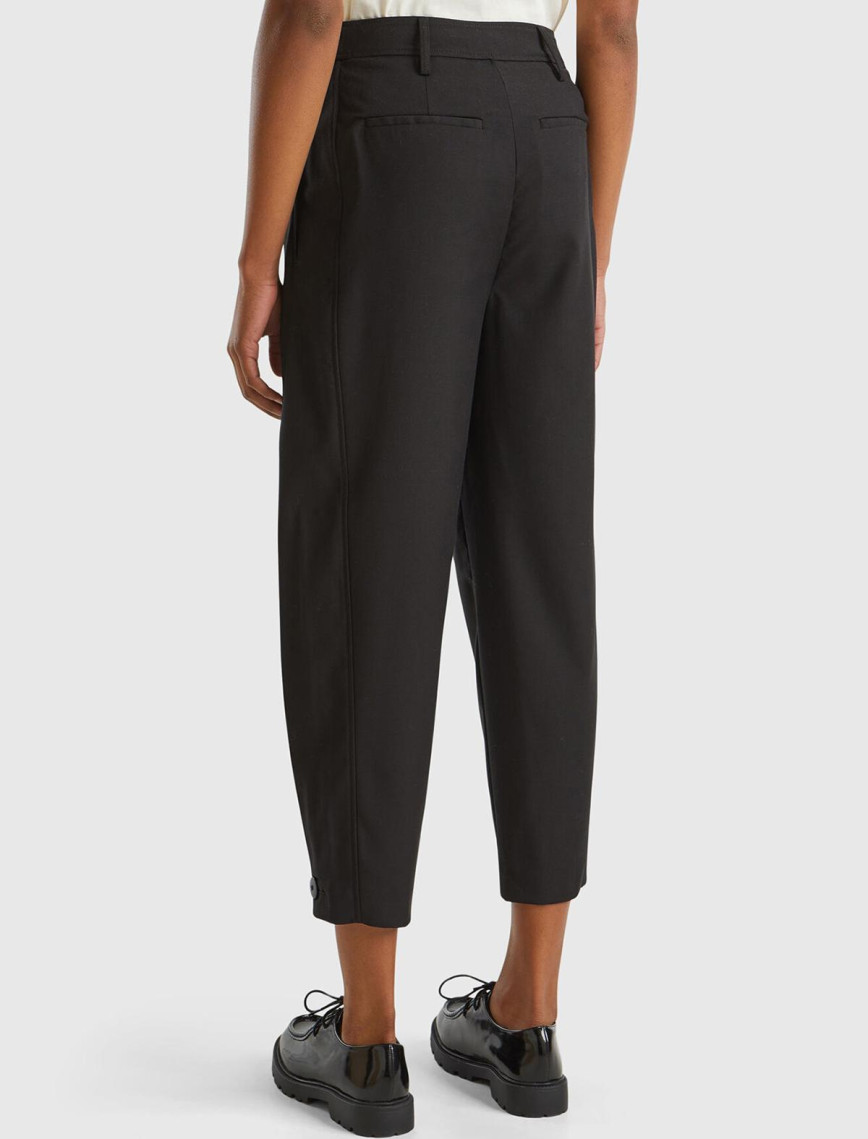 Kadın Siyah Yün ve Viskoz Karışımlı Paçası Düğme Detaylı Pantolon Kadın Siyah Yün ve Viskoz Karışımlı Paçası Düğme Detaylı Pantolon