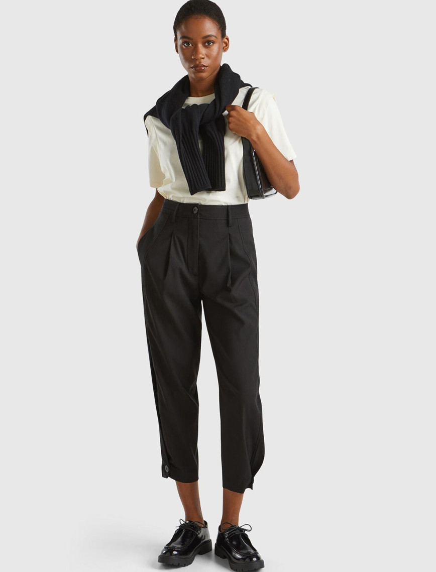 Kadın Siyah Yün ve Viskoz Karışımlı Paçası Düğme Detaylı Pantolon Kadın Siyah Yün ve Viskoz Karışımlı Paçası Düğme Detaylı Pantolon