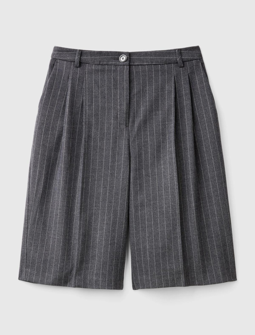 Kadın Antrasit Viskoz Karışımlı Pile Detaylı İnce Çizgili Bermuda Şort Kadın Antrasit Viskoz Karışımlı Pile Detaylı İnce Çizgili Bermuda Şort