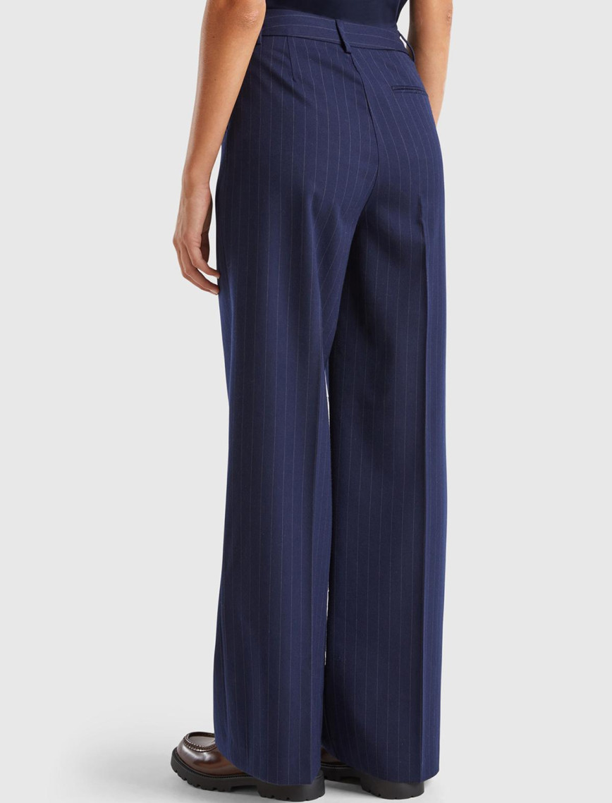 Kadın Lacivert Viskoz Karışımlı Önü Cepli İnce Çizgili Geniş Paça Pantolon Kadın Lacivert Viskoz Karışımlı Önü Cepli İnce Çizgili Geniş Paça Pantolon