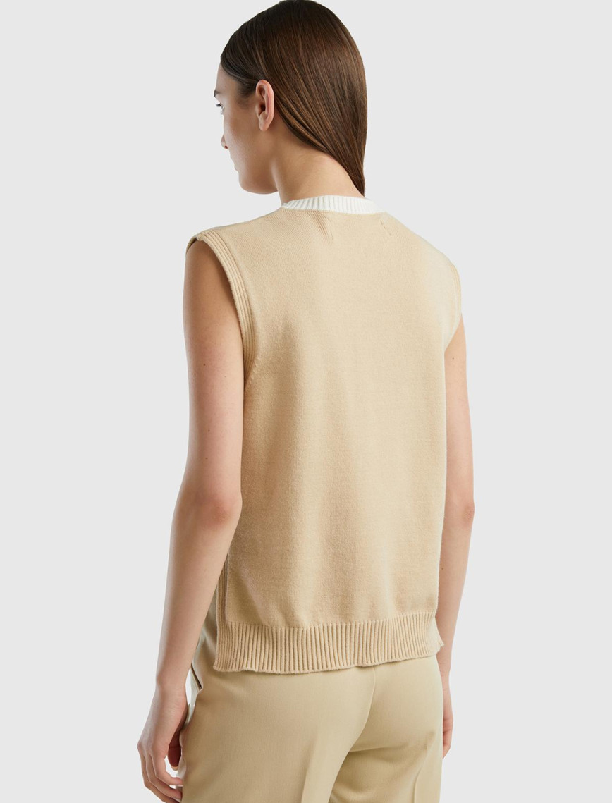 Kadın Bej Viskoz Karışımlı Yanları Yırtmaçlı Kolsuz Kazak