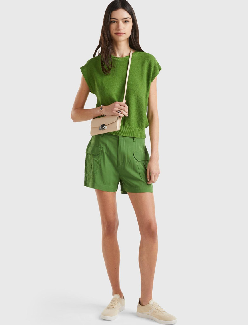 Kadın Soluk Yeşil %100 Viskoz Arkası Logo Etiketli Yama Cepli Şort