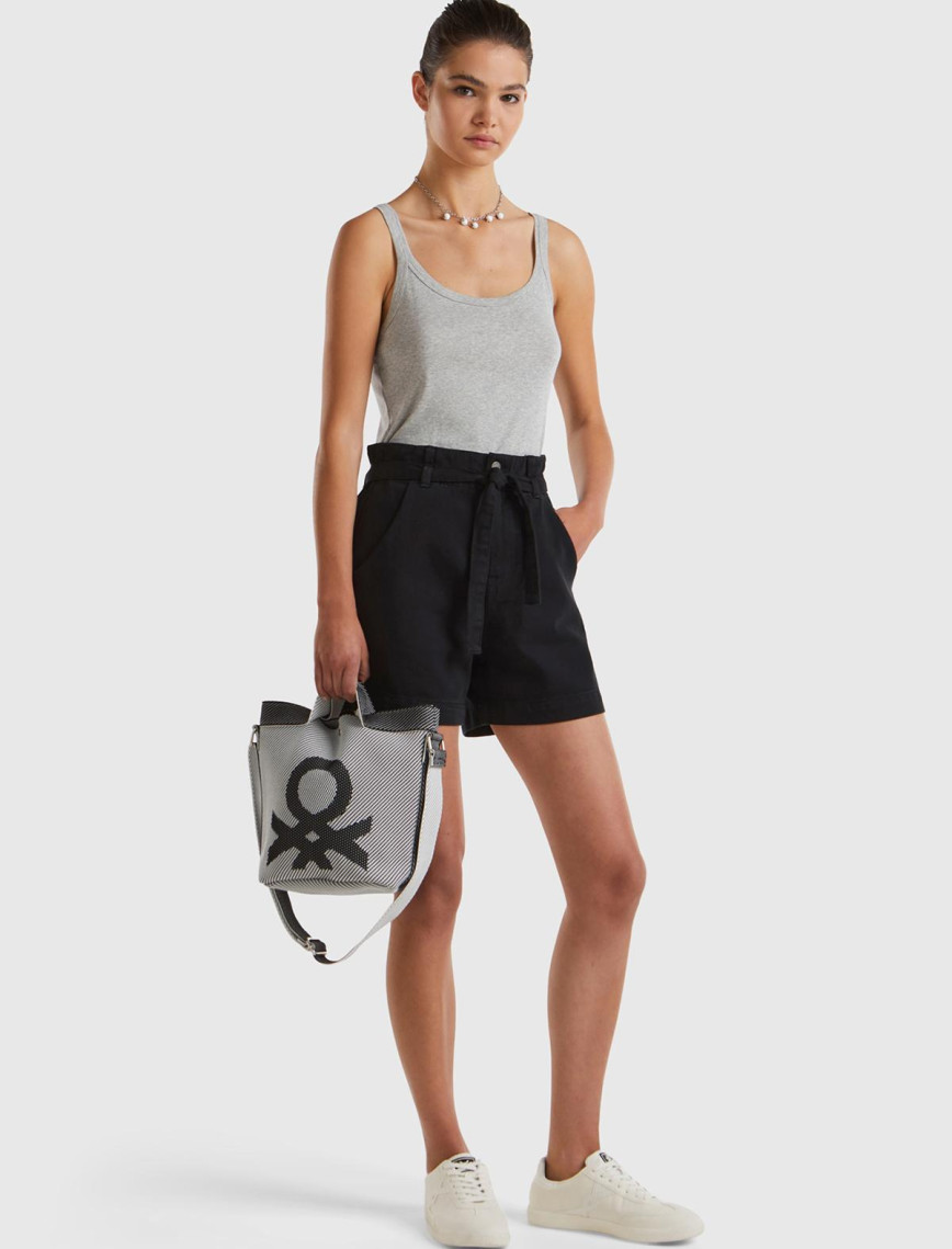 Kadın Siyah %100 Pamuk 2 Cepli Kemer Detaylı Beli Büzgülü Bermuda Şort Kadın Siyah %100 Pamuk 2 Cepli Kemer Detaylı Beli Büzgülü Bermuda Şort