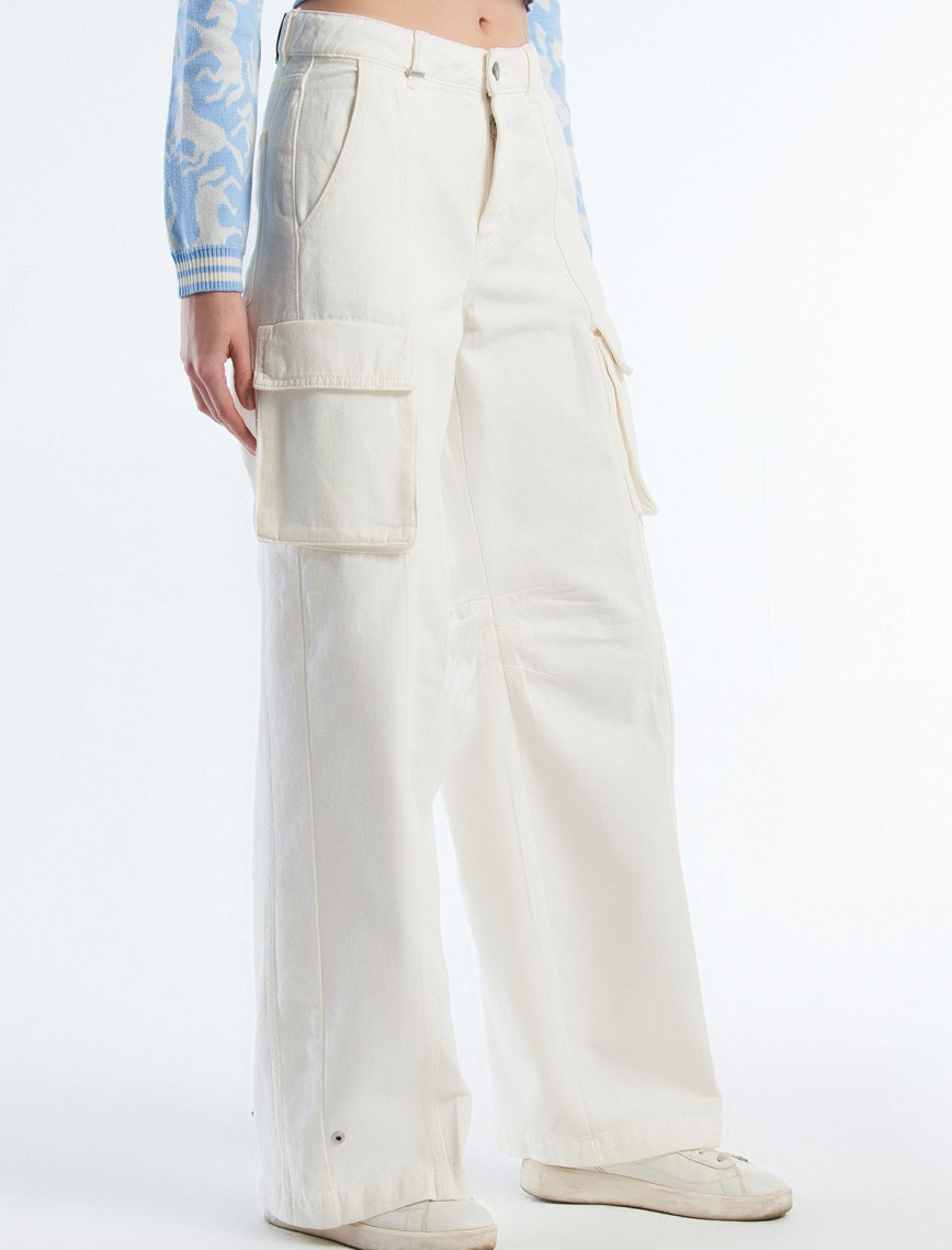 Kadın Krem %100 Pamuk Arkası Logo Etiketli Yama Cepli Bol Pantolon Kadın Krem %100 Pamuk Arkası Logo Etiketli Yama Cepli Bol Pantolon