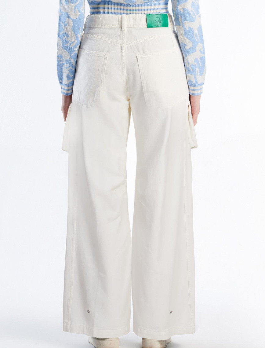 Kadın Krem %100 Pamuk Arkası Logo Etiketli Yama Cepli Bol Pantolon Kadın Krem %100 Pamuk Arkası Logo Etiketli Yama Cepli Bol Pantolon