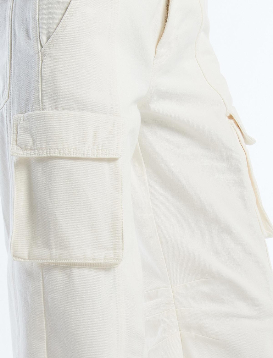 Kadın Krem %100 Pamuk Arkası Logo Etiketli Yama Cepli Bol Pantolon Kadın Krem %100 Pamuk Arkası Logo Etiketli Yama Cepli Bol Pantolon