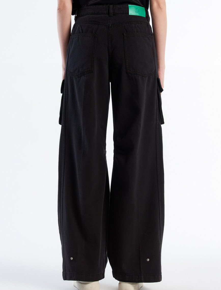 Kadın Siyah %100 Pamuk Arkası Logo Etiketli Yama Cepli Bol Pantolon Kadın Siyah %100 Pamuk Arkası Logo Etiketli Yama Cepli Bol Pantolon