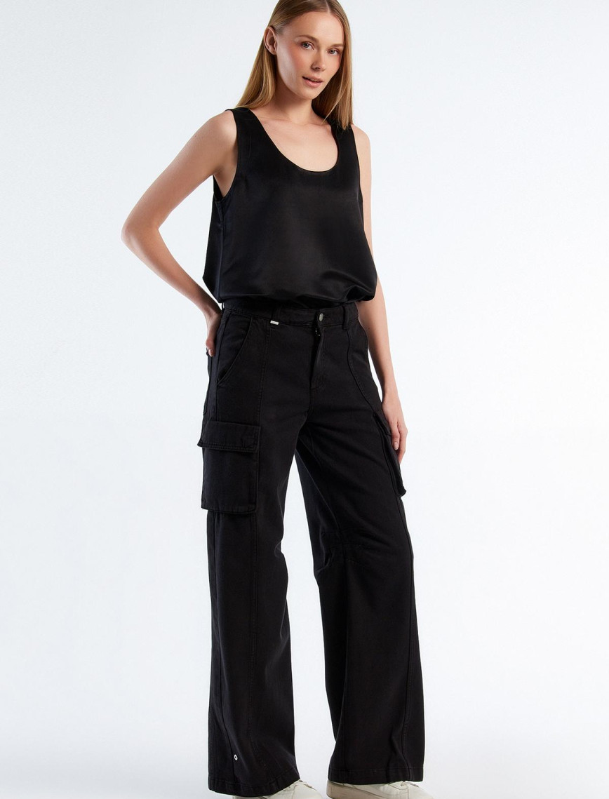 Kadın Krem %100 Pamuk Arkası Logo Etiketli Yama Cepli Bol Pantolon Kadın Krem %100 Pamuk Arkası Logo Etiketli Yama Cepli Bol Pantolon