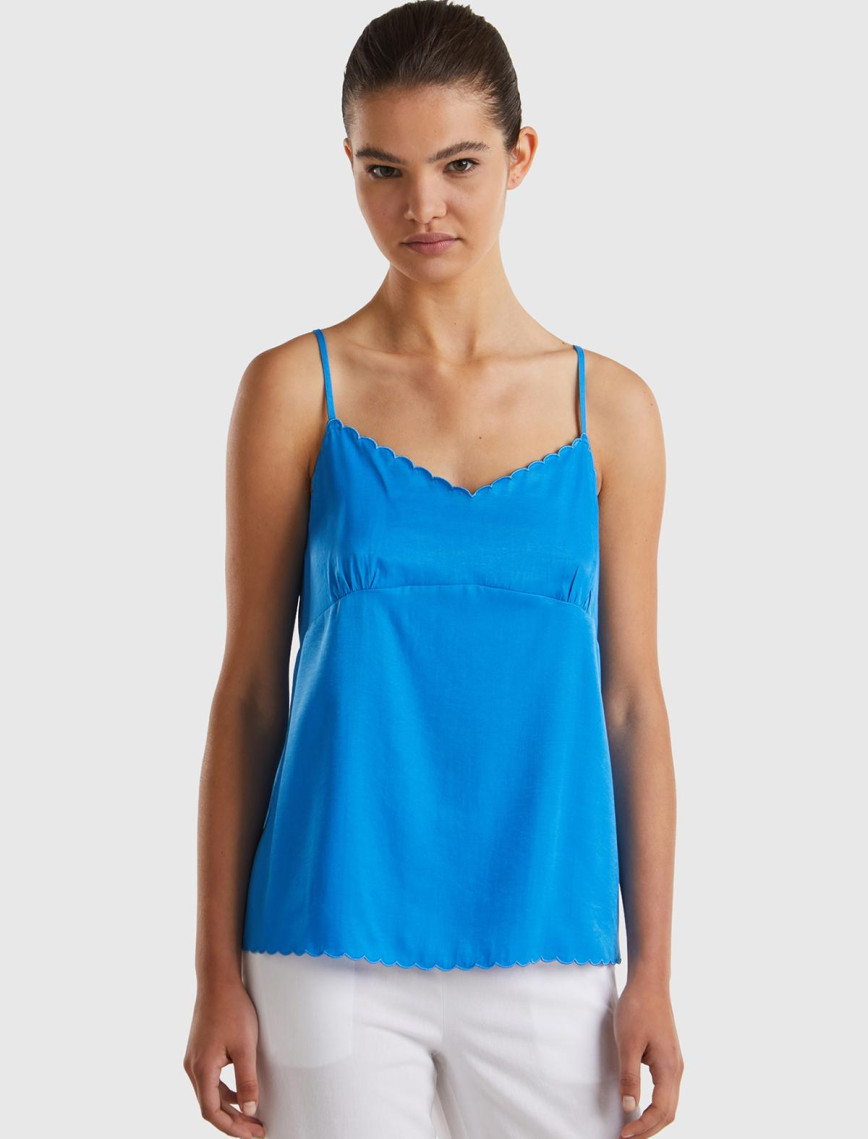 Kadın Mavi Viskon Karışımlı Göğsü ve Etek Ucu Fırfırlı İnce Askılı Bluz Kadın Mavi Viskon Karışımlı Göğsü ve Etek Ucu Fırfırlı İnce Askılı Bluz