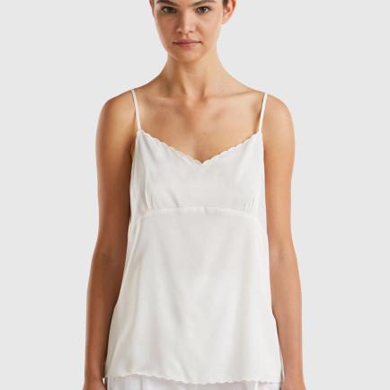 Kadın Krem Viskon Karışımlı Göğsü ve Etek Ucu Fırfırlı İnce Askılı Bluz Kadın Krem Viskon Karışımlı Göğsü ve Etek Ucu Fırfırlı İnce Askılı Bluz