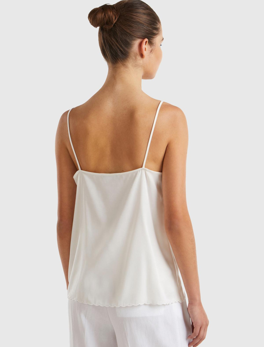 Kadın Krem Viskon Karışımlı Göğsü ve Etek Ucu Fırfırlı İnce Askılı Bluz Kadın Krem Viskon Karışımlı Göğsü ve Etek Ucu Fırfırlı İnce Askılı Bluz