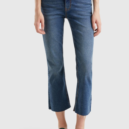 Kadın Koyu Mavi Streç Pamuklu Paçası Kesik Geniş Paça Denim Pantolon Kadın Koyu Mavi Streç Pamuklu Paçası Kesik Geniş Paça Denim Pantolon