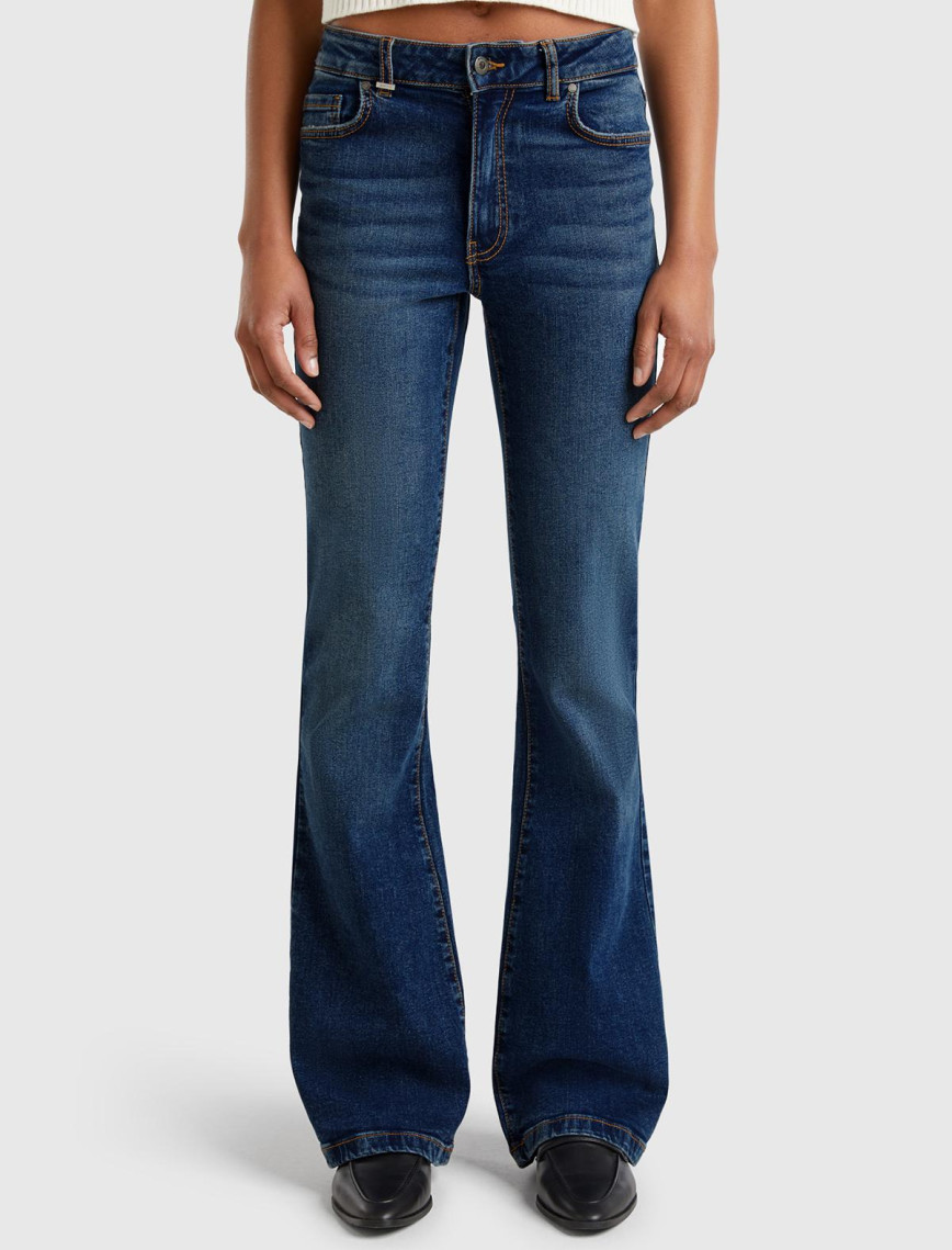 Kadın Koyu Mavi Streç Pamuklu Cepli Normal Bel İspanyol Paça Denim Pantolon Kadın Koyu Mavi Streç Pamuklu Cepli Normal Bel İspanyol Paça Denim Pantolon