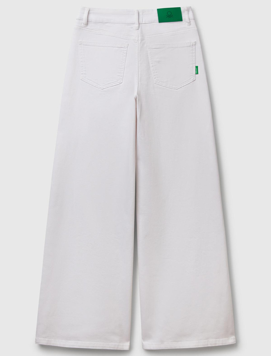 Kadın Beyaz Streç Pamuklu Arkası Logo Etiketli Bol Kesim Pantolon Kadın Beyaz Streç Pamuklu Arkası Logo Etiketli Bol Kesim Pantolon