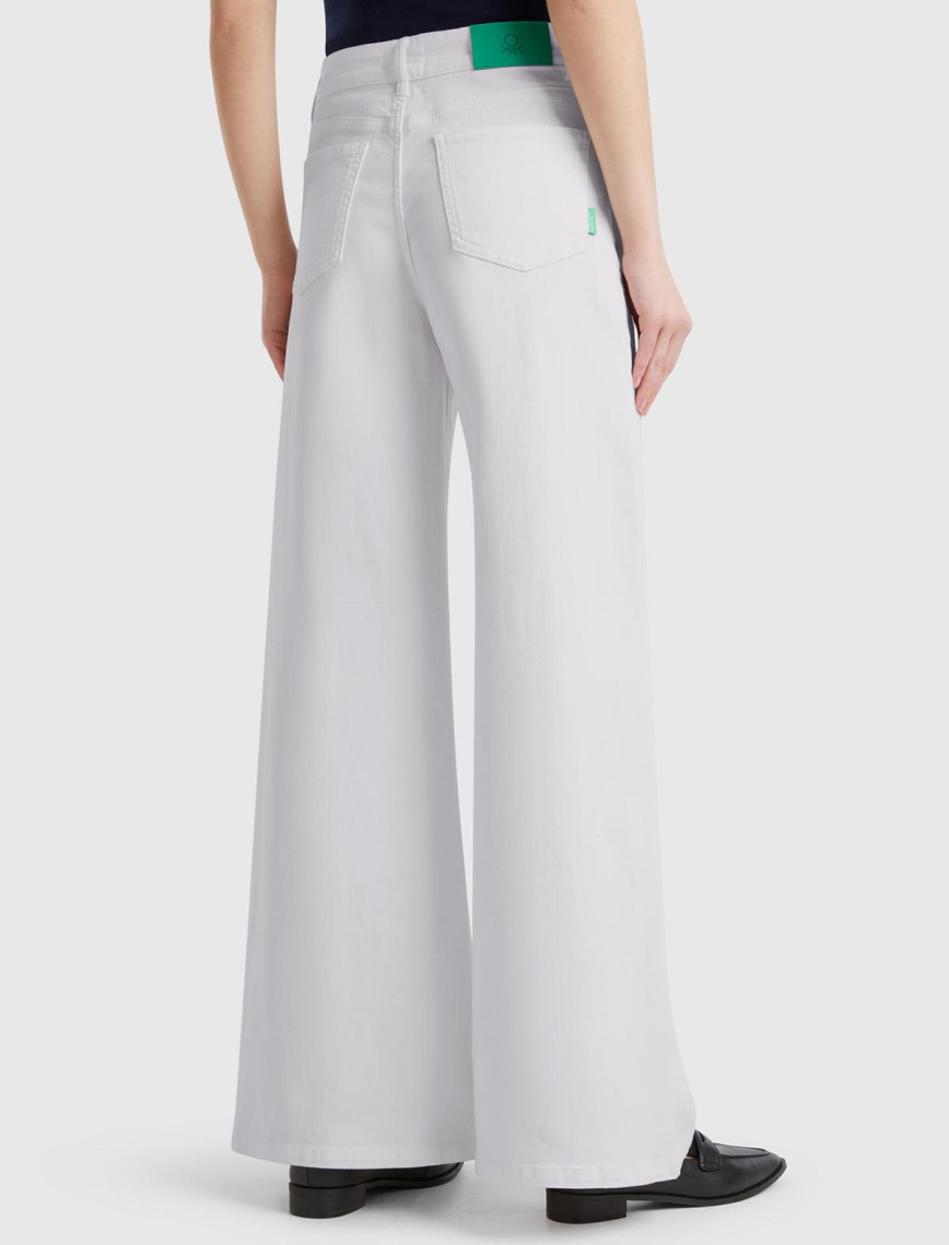 Kadın Beyaz Streç Pamuklu Arkası Logo Etiketli Bol Kesim Pantolon Kadın Beyaz Streç Pamuklu Arkası Logo Etiketli Bol Kesim Pantolon