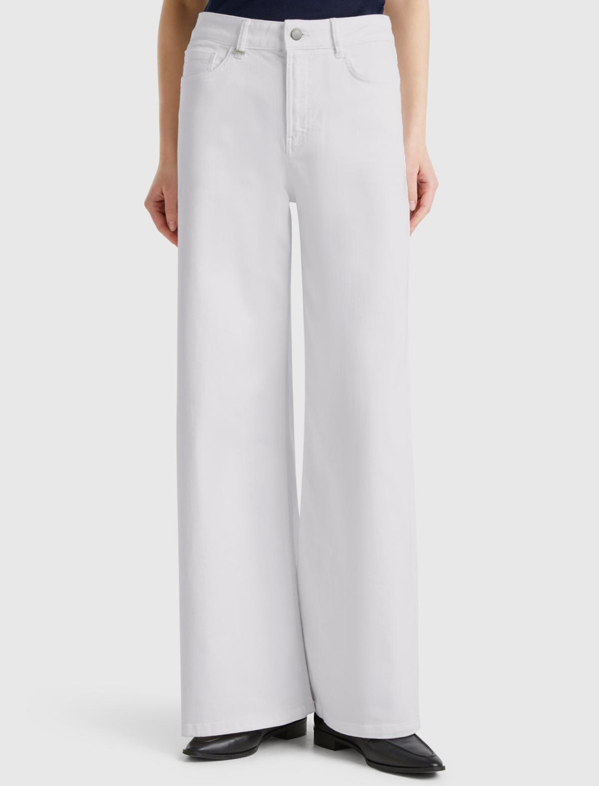 Kadın Beyaz Streç Pamuklu Arkası Logo Etiketli Bol Kesim Pantolon Kadın Beyaz Streç Pamuklu Arkası Logo Etiketli Bol Kesim Pantolon