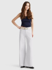 Kadın Beyaz Streç Pamuklu Arkası Logo Etiketli Bol Kesim Pantolon Kadın Beyaz Streç Pamuklu Arkası Logo Etiketli Bol Kesim Pantolon