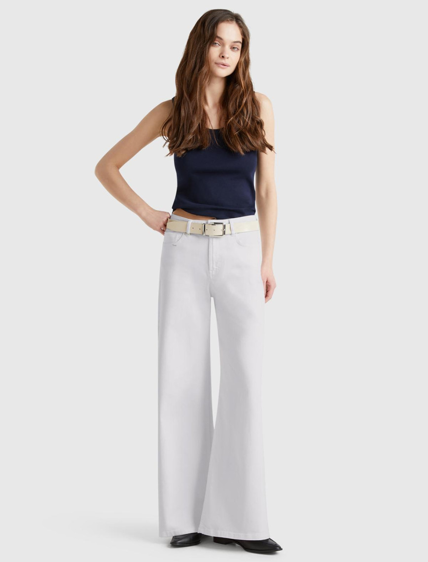 Kadın Beyaz Streç Pamuklu Arkası Logo Etiketli Bol Kesim Pantolon Kadın Beyaz Streç Pamuklu Arkası Logo Etiketli Bol Kesim Pantolon