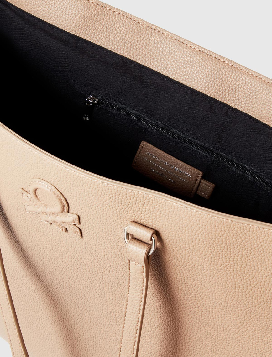 Kadın Bej Eskitme Efektli Kabartma Logolu Fermuarlı Geniş Tote Çanta Kadın Bej Eskitme Efektli Kabartma Logolu Fermuarlı Geniş Tote Çanta