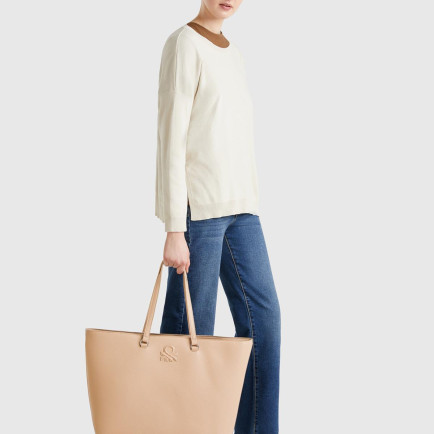 Kadın Bej Eskitme Efektli Kabartma Logolu Fermuarlı Geniş Tote Çanta Kadın Bej Eskitme Efektli Kabartma Logolu Fermuarlı Geniş Tote Çanta