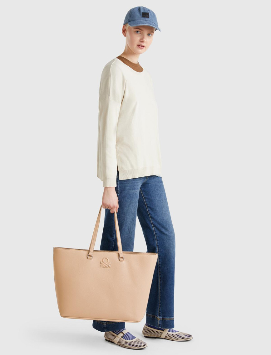 Kadın Bej Eskitme Efektli Kabartma Logolu Fermuarlı Geniş Tote Çanta Kadın Bej Eskitme Efektli Kabartma Logolu Fermuarlı Geniş Tote Çanta