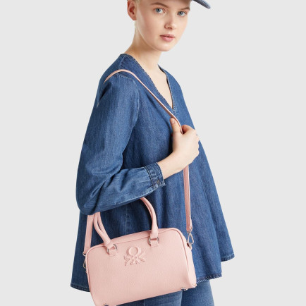 Kadın Pembe Kabartma Logolu Çift Saplı Omuz Çantası Kadın Pembe Kabartma Logolu Çift Saplı Omuz Çantası