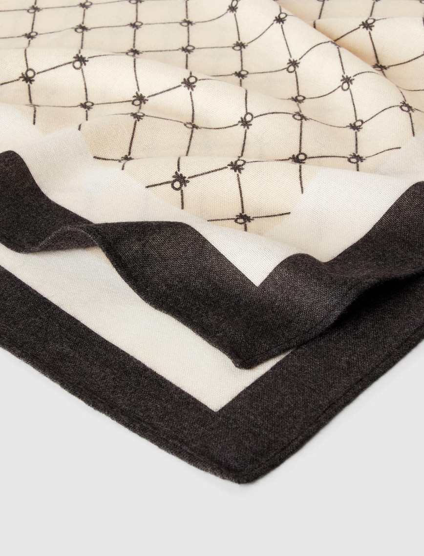 Kadın Bej Viskoz Karışımlı Kontrastlı İki Renkli Jakarlı Fular Kadın Bej Viskoz Karışımlı Kontrastlı İki Renkli Jakarlı Fular