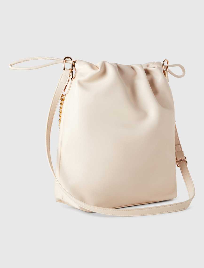 Kadın Krem Napa Efektli 3D Logolu Zincir Detaylı Büzme İpli Çanta Kadın Krem Napa Efektli 3D Logolu Zincir Detaylı Büzme İpli Çanta