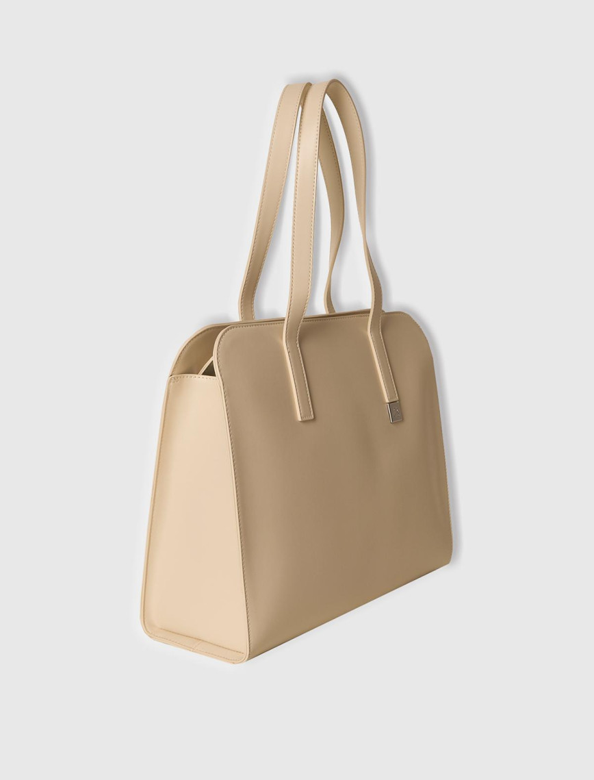 Kadın Taş Rengi Logo Detaylı Metal Plakalı Fermuarlı Geniş Tote Çanta Kadın Taş Rengi Logo Detaylı Metal Plakalı Fermuarlı Geniş Tote Çanta