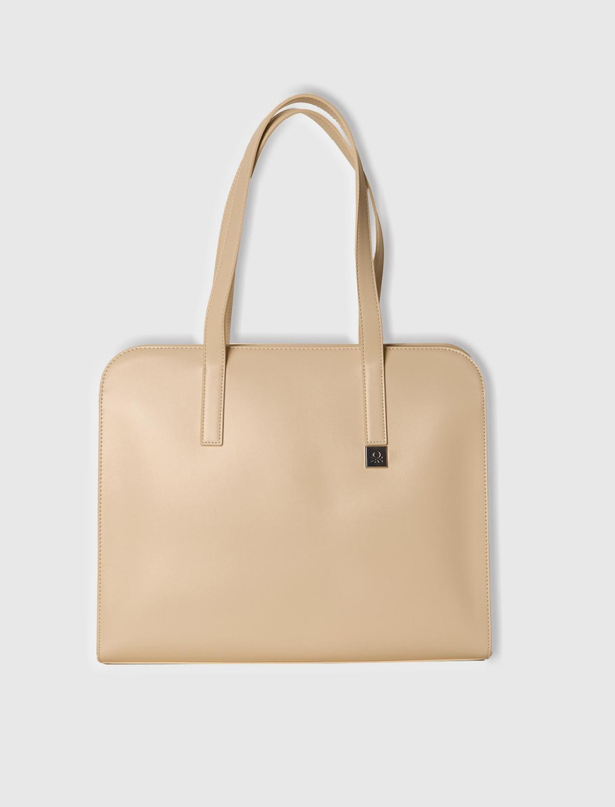 Kadın Taş Rengi Logo Detaylı Metal Plakalı Fermuarlı Geniş Tote Çanta Kadın Taş Rengi Logo Detaylı Metal Plakalı Fermuarlı Geniş Tote Çanta