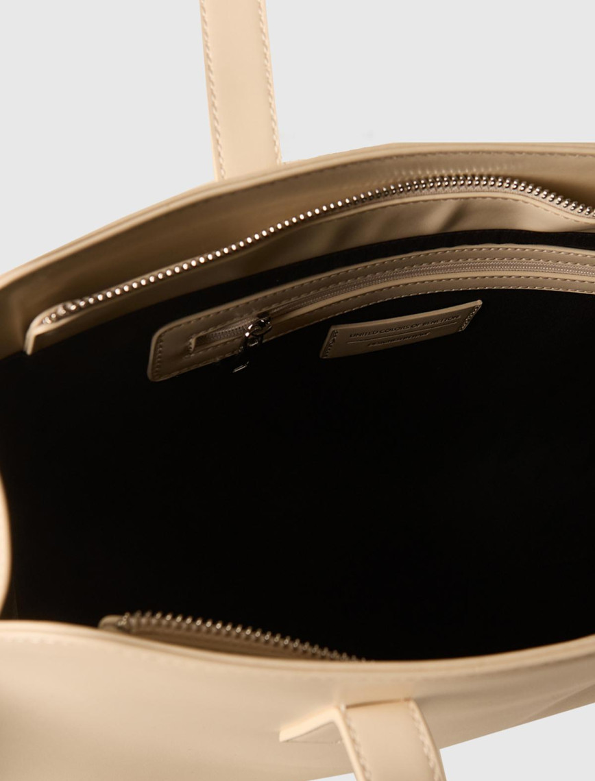 Kadın Taş Rengi Logo Detaylı Metal Plakalı Fermuarlı Geniş Tote Çanta Kadın Taş Rengi Logo Detaylı Metal Plakalı Fermuarlı Geniş Tote Çanta